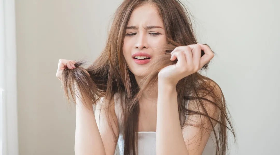 wanita dengan batang rambut kering