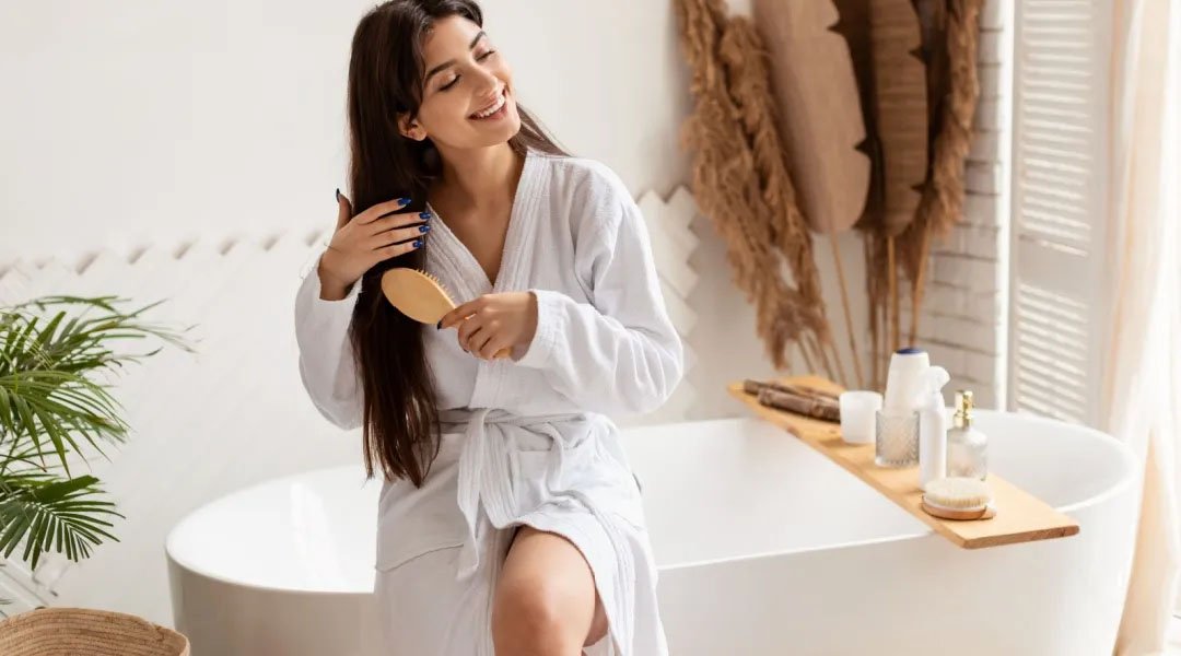 wanita menggunakan Kérastase hair care untuk memperkuat akar rambut