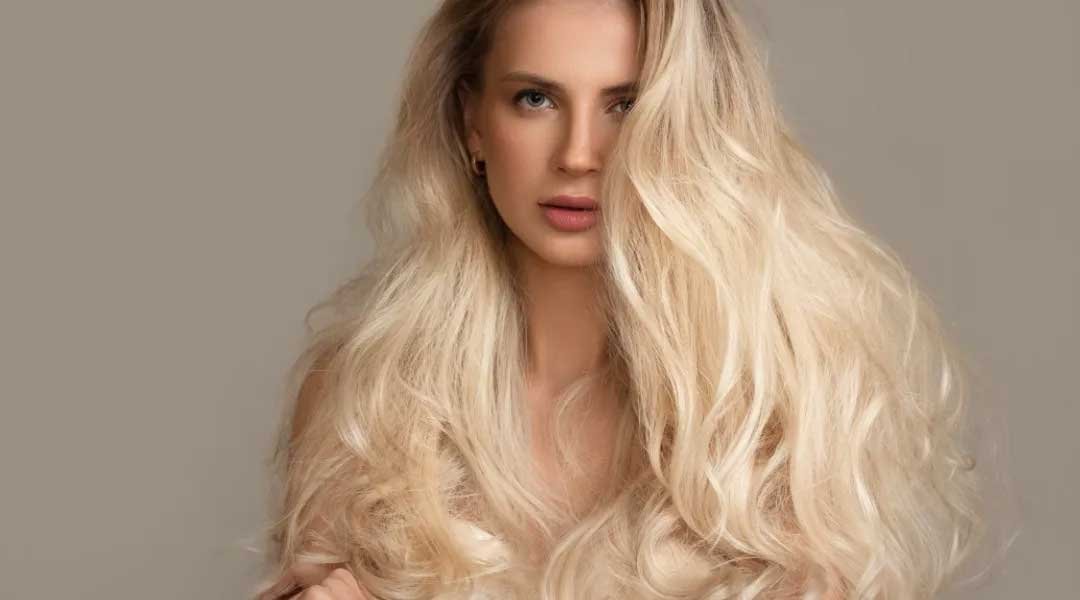 contoh rambut bervolume dan rambut tebal yang terawat dengan serum Kérastase