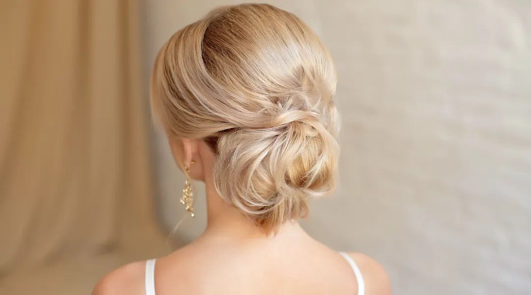 Elegant Chignon (Sanggul Rendah)  jenis styling rambut wanita karir