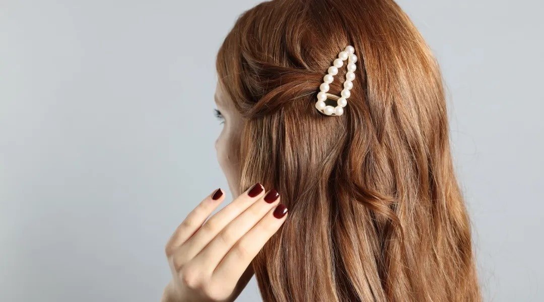 Side Part dengan Jepit Minimalis jenis styling rambut wanita karir