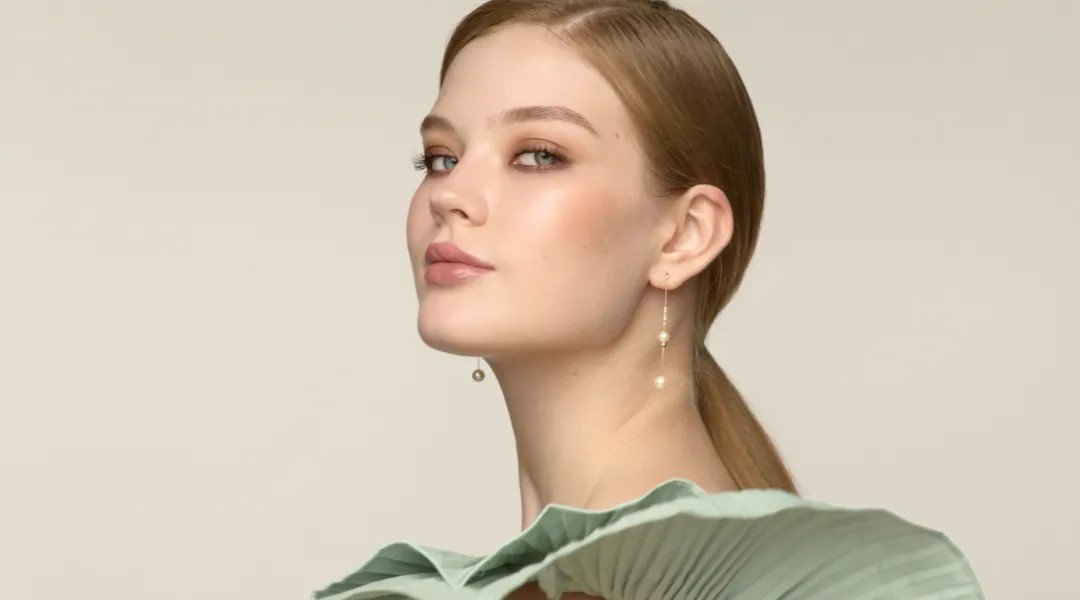 sleek low ponytail untuk styling rambut wanita karir
