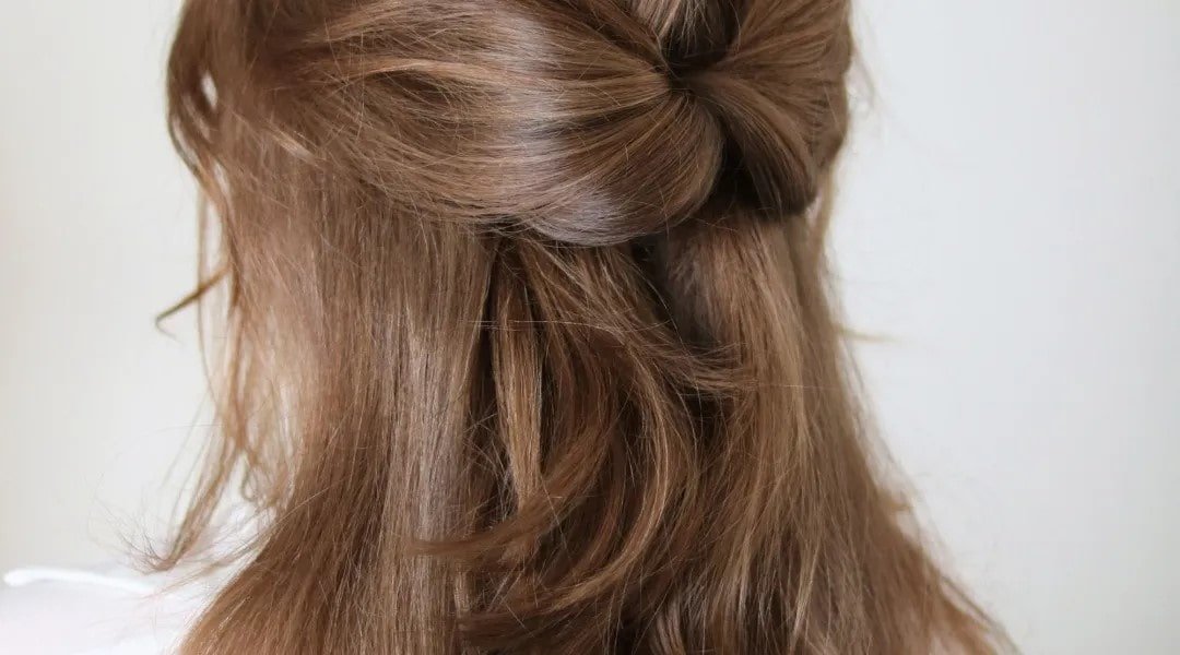 Twisted Half-Up jenis styling rambut wanita karir