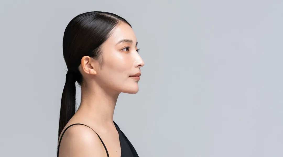 jenis styling rambut wanita panjang low ponytail elegan