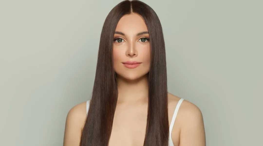 styling rambut panjang untuk wanita jenis sleek straight hair