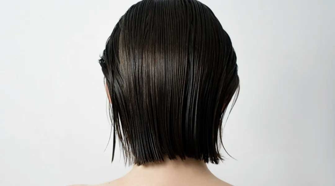 wet look style, salah satu jenis styling rambut wanita pendek