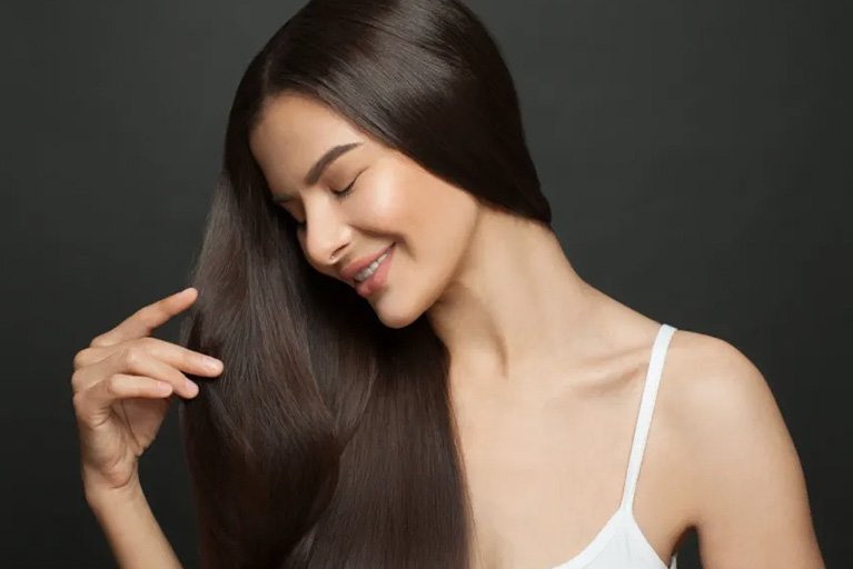 Wanita dengan rambut panjang dan lebat, contoh hasil cara melebatkan rambut secara alami