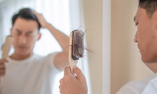 Kenapa Rambut Sering Rontok? Cek Gejala, Penyebab, dan Cara Mengatasinya di Sini!
