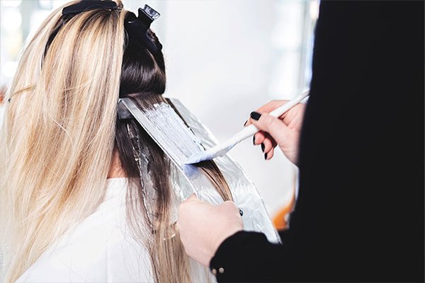 Apa itu bleaching Highlight Rambut?