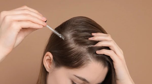 wanita menggunakan hair care untuk perawatan rambut rontok