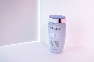 Purple shampoo Bain Ultra-Violet melindugi rambut blonde dari polusi. Sangat ideal untuk menetralisir warna undertone oranye, kuning, hingga krem muda maupun silver pada warna rambut blonde.