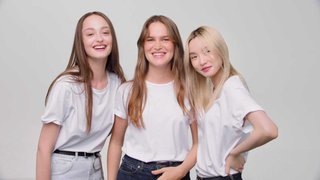 Tidak hanya proses bleaching, pewarnaan, blow dry, dan pelurusan yang menjadi salah satu penyebab kerusakan rambut, tetapi eperti mengikat rambut terlalu erat, menyisir, hingga terlalu sering mencucinya pun dapat berujung pada rusaknya rambut Anda.