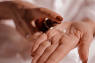 Aplikasikan Kérastase 8H Magic Night Hair Serum pada area yang kering dan memerlukan nutrisi. Kérastase 8H Magic Night Hair Serum akan meresap sempurna sepanjang malam dan melembabkan rambut.