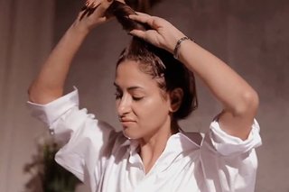 Ikat seluruh rambut dengan karet gelang yang elastis ke atas dan pastikan tidak terlalu ketat untuk menghindari rambut kusut.