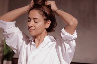 Gulung rambut yang sudah diikat menjadi sanggul yang sedikit kendur kemudian ikat kembali dengan karet gelang.