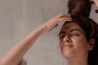 Bukalah sanggul dan rapikan rambut dengan tangan Anda secara lembut.