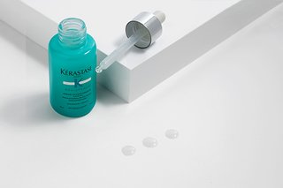 Serum Extentioniste dengan tekstur lembut nan ringan, nutrisi dan formula aktifnya meresap sempurna di kulit kepala untuk menstimulasi pembentukan serat rambut yang kuat dari akar.